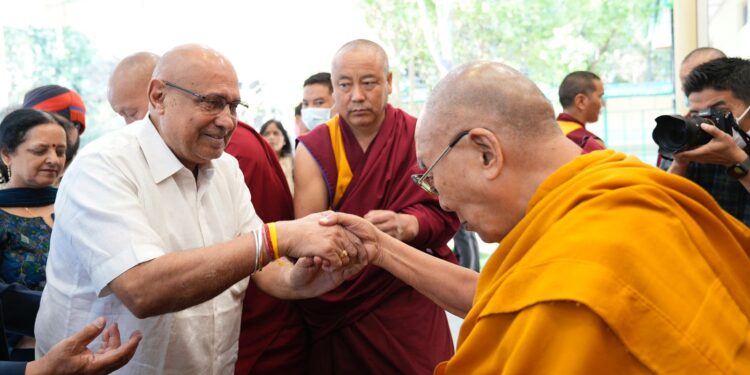 खन्ना ने बौद्ध धर्मगुरु दलाई लामा से की भेंट