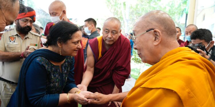 खन्ना ने बौद्ध धर्मगुरु दलाई लामा से की भेंट