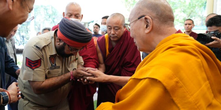 खन्ना ने बौद्ध धर्मगुरु दलाई लामा से की भेंट