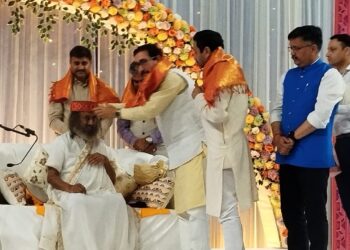 धर्मशाला के इंडोर स्टेडियम में आयोजित आंदोत्सव में श्री श्री रविशंकर