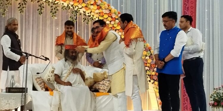 धर्मशाला के इंडोर स्टेडियम में आयोजित आंदोत्सव में श्री श्री रविशंकर