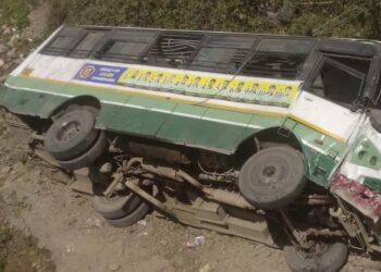 एचआरटीसी बस सड़क से लुढक 25 फुट नीचे खाई में गिरी