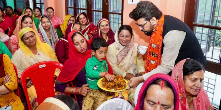 आरक्षण, संविधान और जाति के नाम पर लोगों को बाँट रही कांग्रेस: अनुराग ठाकुर