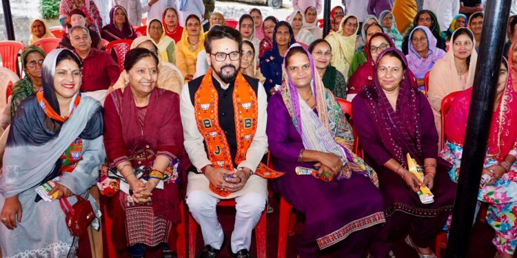 आरक्षण, संविधान और जाति के नाम पर लोगों को बाँट रही कांग्रेस: अनुराग ठाकुर