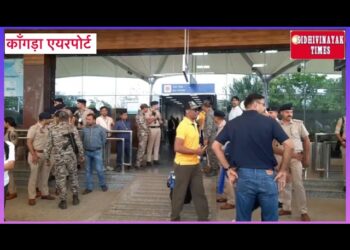 धोनी की एक झलक पाने के लिए कांगड़ा हवाई अड्डे में लगा क्रिकेट प्रेमियों का हजूम