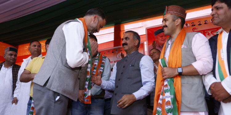 करसोग में भाजपा को बड़ा झटका, टिकट के दावेदार रहे युवराज कांग्रेस में शामिल