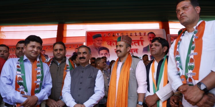 करसोग में भाजपा को बड़ा झटका, टिकट के दावेदार रहे युवराज कांग्रेस में शामिल