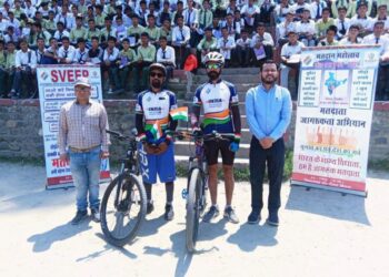 साइकिलिस्ट जसप्रीत पहुंचे रामपुर, छात्रों को बताया मतदान का महत्व