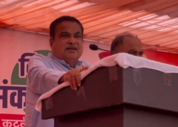 नितिन गडकरी ने अनुराग के लिए मांगे वोट, प्रियंका गांधी की रैली का दिया जवाब