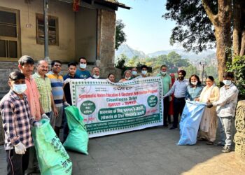 मतदाता जागरुकता : अधिकारियों ने लोगों के साथ मिलकर की साफ-सफाई