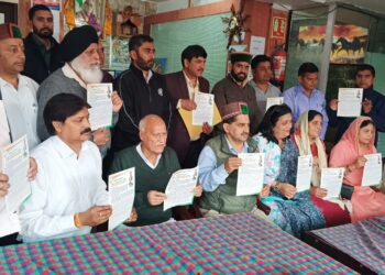 कार्यकर्ताओं और आम जनता में वितरित किया मुख्यमंत्री का अपील पत्र