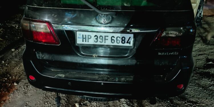 चुनावों के बीच शराब का धंधा जोरों से चल रहा है