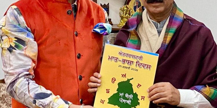 मुख्यमंत्री को ‘प्राइड आफ पिकाॅक इज गलोरी आफ इंडिया’ सचित्र कलाकृति भेंट की गई