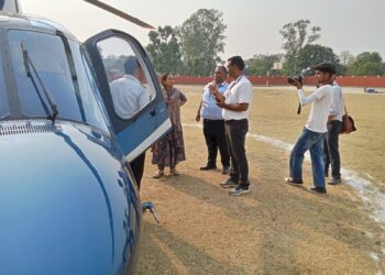 व्यय पर्यवेक्षक की उपस्थिति में CM के हेलीकॉप्टर का निरीक्षण