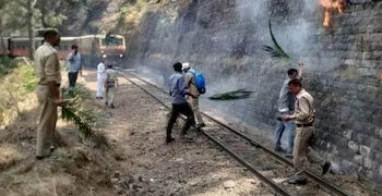 जाबली के जंगलों में लगी भीषण आग, हरकत में आया रेलवे विभाग