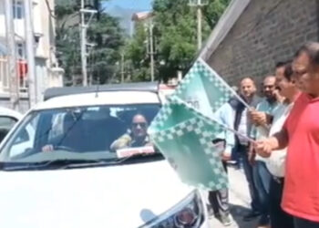 घर-घर जाकर मतदान के लिए मोबाइल टीमों को हरी झंडी दिखा किया रवाना