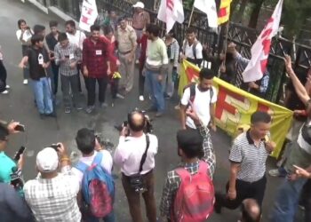 यूजीसी नेट परीक्षा रद्द होने के विरोध में गरजी SFI, पुतला फूंका