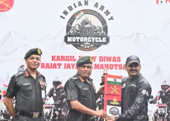 सेना प्रमुख जनरल पांडे ने भारतीय सेना के D5 मोटर साइकिल अभियान दल को दिखाई झंडी