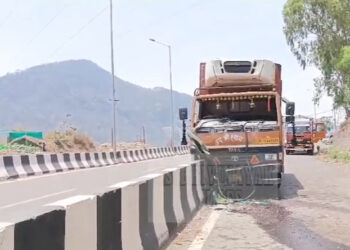 सोलन में डिवाइडर से टकराया कंटेनर, कोई जानी नुकसान नहीं