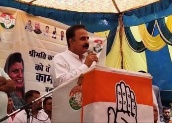 पत्नी कमलेश ठाकुर के लिए वोट मांगते हुए BJP प्रत्याशी होशियार सिंह पर जमकर बरसे मुख्यमंत्री