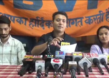 कृषि विश्वविद्यालय पालमपुर की जमीन को पर्यटन गांव के हस्तांतरण के विरोध में छात्र संगठन एबीवीपी