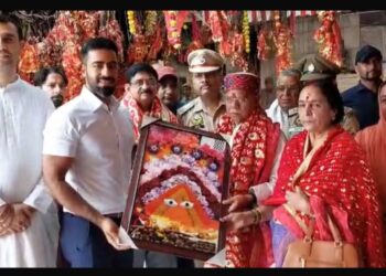 राज्यपाल शिव प्रताप शुक्ल ने छिन्नमस्ता धाम माता चिंतपूर्णी मंदिर में अपनी पत्नी साथ नवाया शीश.