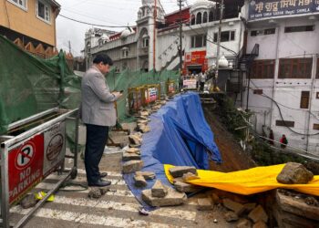 जिलाधीश ने गुरुद्वारे के समीप जमीन धंसने के बाद सुरक्षा इंतजामों का किया निरीक्षण