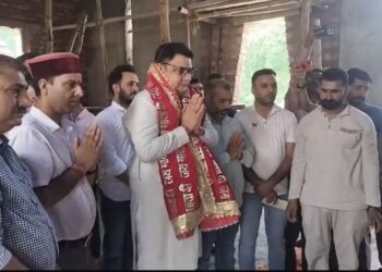 अपने जन्मदिन के अवसर पर मां चामुण्डा देवी के दर्शांव कारने पहुंचे भाजपा विधायक सुधीर शर्मा