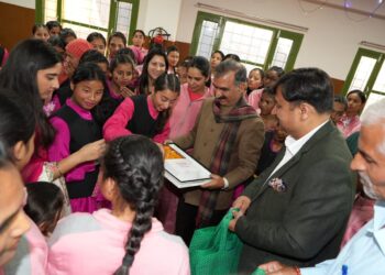 अनाथ और विशेष रूप से सक्षम बच्चों को दिवाली  का तोफहा