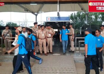 लखनऊ सुपर जायंट्स की टीम पहुंची कांगड़ा हवाई अड्डे पर