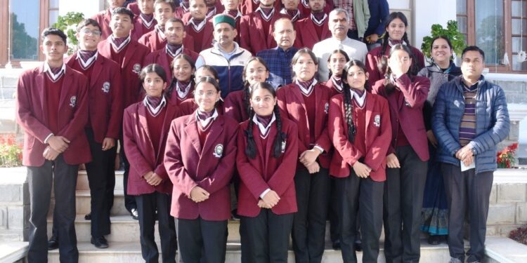 छात्रों ने विधान सभा का दौरा किया, अध्यक्ष से जानकारियाँ हासिल कर समझी लोकतांत्रिक प्रक्रिया