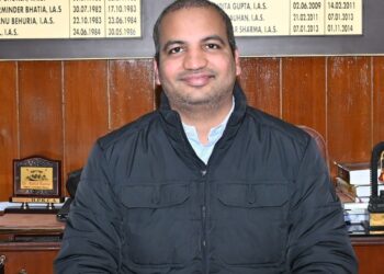 बिलासपुर जिले में सड़क मुरम्मत कार्यों के चलते यातायात व्यवस्था प्रभावित रहेगी। जिला दंडाधिकारी एवं उपायुक्त राहुल कुमार ने बताया कि स्वारघाट उपमंडल में स्वारघाट से थापना सड़क मार्ग का मुरम्मत कार्य चल रहा है, जिसके कारण यह मार्ग 31 दिसंबर, 2025 तक सभी प्रकार के वाहनों के लिए बंद रहेगा। इस दौरान स्वारघाट की ओर से आने वाले वाहन स्वारघाट-केथला-जगातखाना मार्ग का उपयोग करेंगे। इसके अलावा झण्डुता उपमंडल में थेह से भुहाड़ सड़क भी मुरम्मत के कारण 27 दिसंबर, 2025 तक बंद रहेगी। इस मार्ग के वाहन भडोलीकलां-जेजवीं-सलवाड़-मरोतन और मरोतन-धनी सड़क मार्ग से डायवर्ट किए जाएंगे। उपायुक्त ने बताया कि इस दौरान केवल एम्बुलेंस, स्कूल बस, वीआईपी वाहन और अन्य आपातकालीन सेवा वाहन ही मार्ग का उपयोग कर सकेंगे।