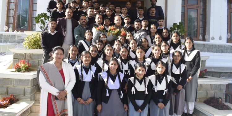 छात्रों ने देखा विधानसभा की कार्यवाही, स्पीकर पठानियां ने संसदीय प्रक्रिया पर किया संवाद