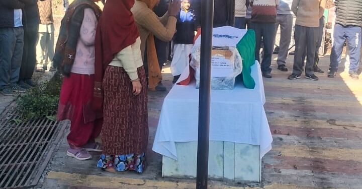 द्रुग (डंढेरा) के हवलदार संजीव कुमार को पूर्ण सैन्य सम्मान के साथ दी गई अंतिम विदाई