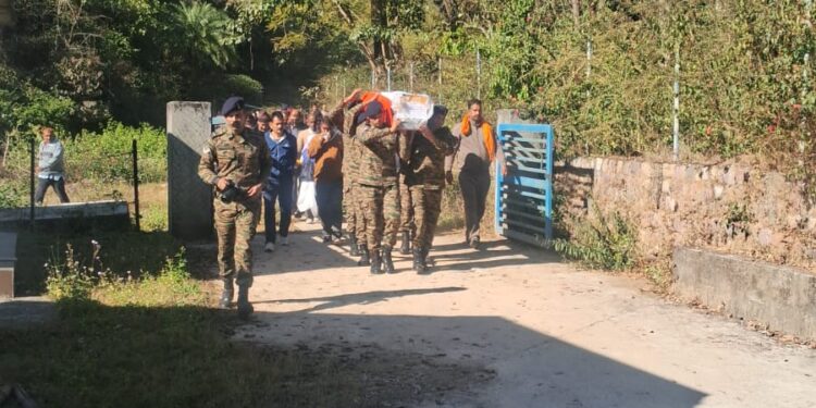 द्रुग (डंढेरा) के हवलदार संजीव कुमार को पूर्ण सैन्य सम्मान के साथ दी गई अंतिम विदाई