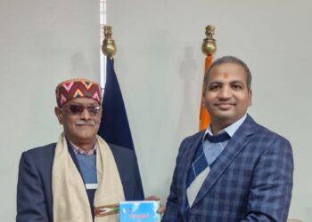 वरिष्ठ साहित्यकार रामलाल पाठक ने डीसी बिलासपुर को भेंट की पुस्तक