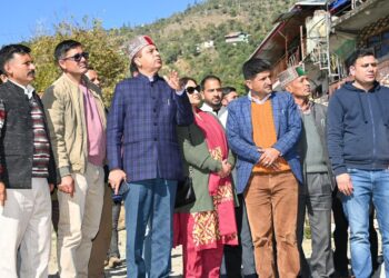 आपदा से जूझते सराज–कुल्लू के गाँव, सरकार जश्न में मशगूल