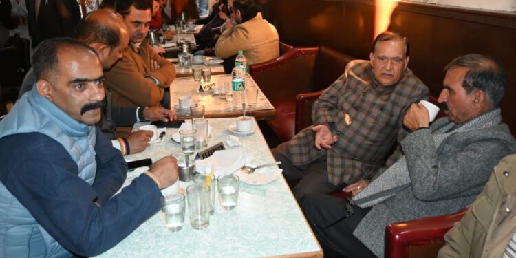 मुख्यमंत्री सुक्खू का मॉल रोड दौरा: इंडियन कॉफी हाउस में चखा सांभर-वड़ा, खुद अदा किया बिल