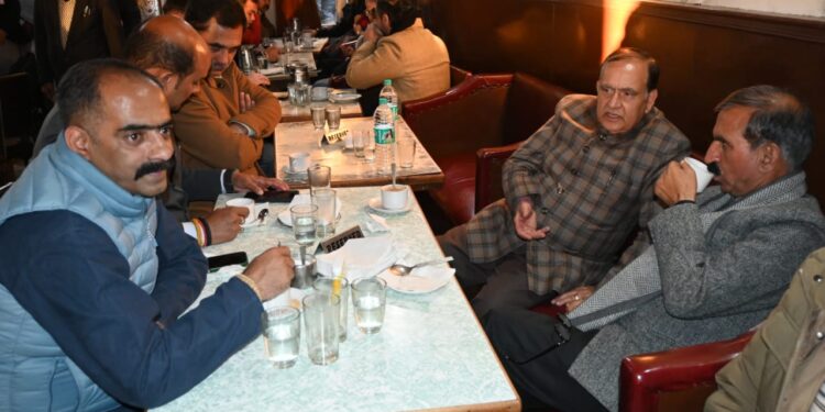 मुख्यमंत्री सुक्खू का मॉल रोड दौरा: इंडियन कॉफी हाउस में चखा सांभर-वड़ा, खुद अदा किया बिल