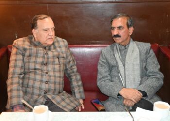 मुख्यमंत्री सुक्खू का मॉल रोड दौरा: इंडियन कॉफी हाउस में चखा सांभर-वड़ा, खुद अदा किया बिल