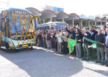 मुख्यमंत्री ने नादौन-हमीरपुर-घुमारवीं से दिल्ली तक नई वॉल्वो बस सेवा को हरी झंडी दिखाई