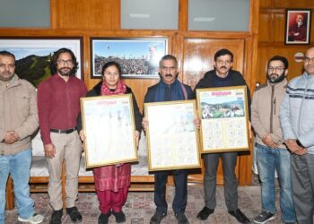 ठाकुर सुखविंद्र सिंह सुक्खू ने गिरिराज साप्ताहिक के नए वर्ष 2026 कैलेंडर का अनावरण किया