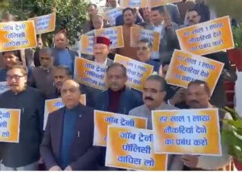 बेरोज़गारी पर सरकार घिरी, विपक्ष ने सदन के भीतर-बाहर किया प्रदर्शन