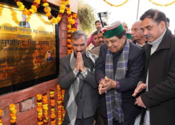 स्कूल एडॉप्शन कार्यक्रम के तहत गोद लिए स्कूलों की नियमित निगरानी के निर्देश