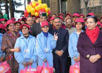 मुख्यमंत्री ने ‘चिल्ड्रन ऑफ द स्टेट’ को शैक्षणिक भ्रमण पर किया रवाना, 52 बच्चे करेंगे देश के प्रमुख स्थलों का दौरा