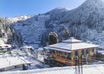 बर्फ और बारिश से मंडी की रफ्तार थमी, पुलिस ने जारी की ट्रैवल एडवाइजरी