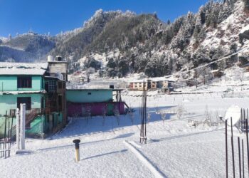 बर्फबारी के बाद राहत व बहाली कार्य तेज, जेसीबी मशीनों से मार्गों को जल्द खोलने का प्रयास