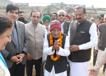 पंजाब यूनिवर्सिटी का ऐतिहासिक सम्मान: 104 वर्षीय पूर्व छात्र सही राम बिश्नोई सम्मानित