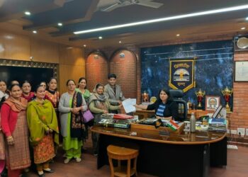 स्मार्ट मीटर योजना के खिलाफ कुल्लू की महिलाओं का प्रदर्शन, उपायुक्त को सौंपा ज्ञापन