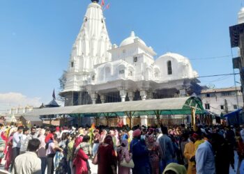 नवमी के दिन 25 हजार श्रद्धालुओं ने वज्रेश्वरी मंदिर में नवाया शीश।